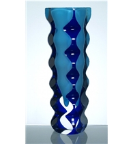 Hranovaná skleněná váza světle a tmavě modrá